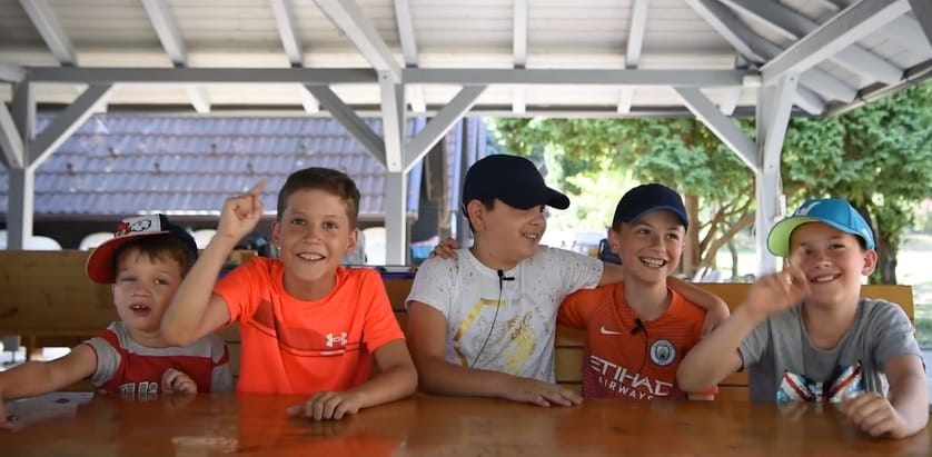 A rendőrség táborában találkozott újra megmentőjével a kisfiú, aki mindkét nagyszülőjét elveszítette egy lakástűzben