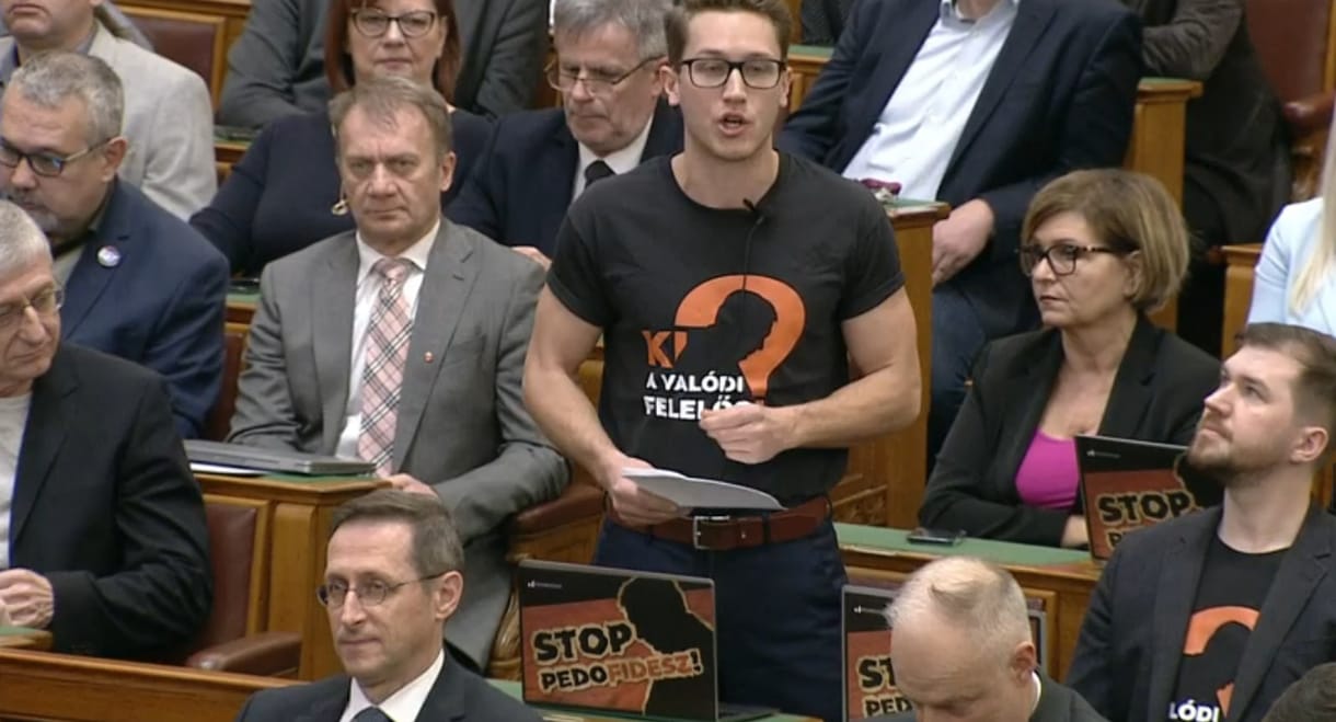 Stop pedofidesz, ki a felelős? – egyenpólóban ültek be a momentumosok a parlamentbe