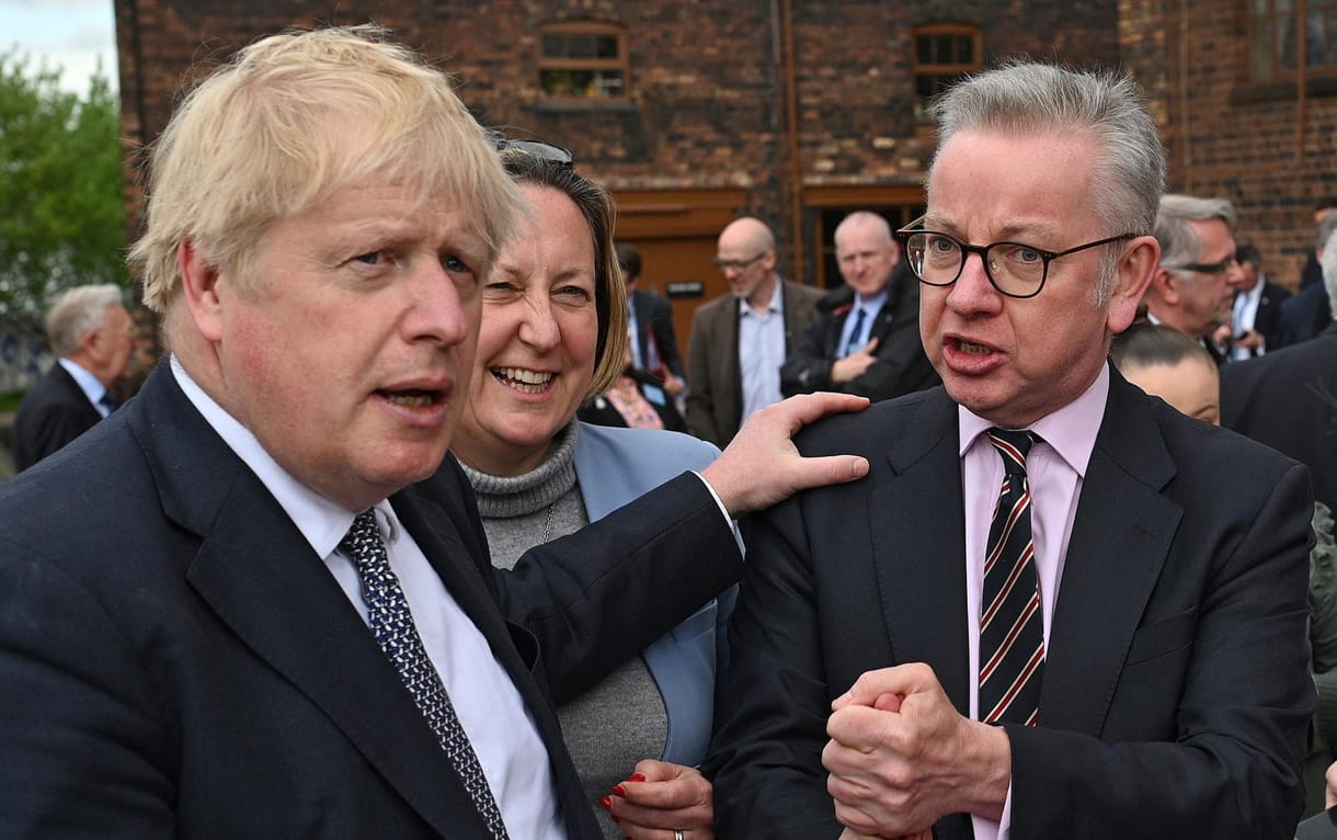 Kormányának tagjai szólítják fel lemondásra, mégis marad Boris Johnson