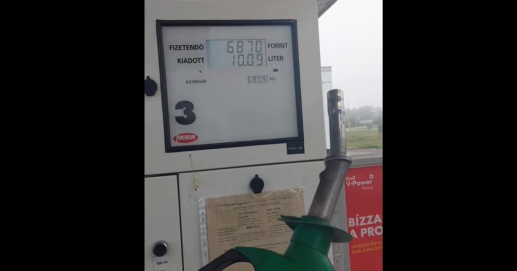 Videó: Nem állt meg a tankolás után a kútoszlop számlálója – reagált a Shell az esetre