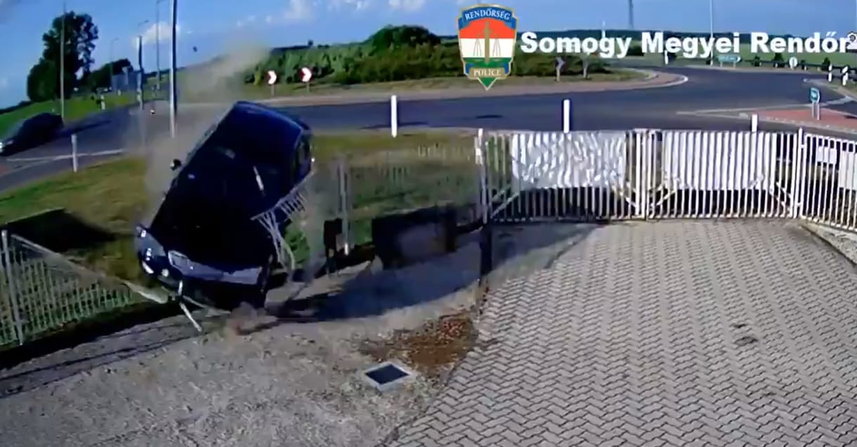 Ennek az autósnak a mutatványára már a rendőrségnek sincsenek szavai