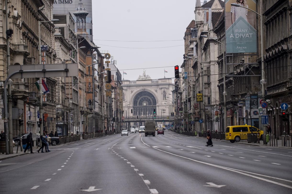 Tóta W.: A koronavírus áldozatainak budapesti emlékműve előtt