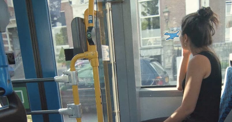 Ez zseniális: így veszik rá az embereket, hogy tegyék már le egy kicsit a telefonjukat villamosozás közben