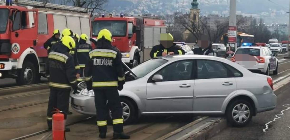 Fennakadt a villamossíneken egy autó az Árpád híd budai szakaszán