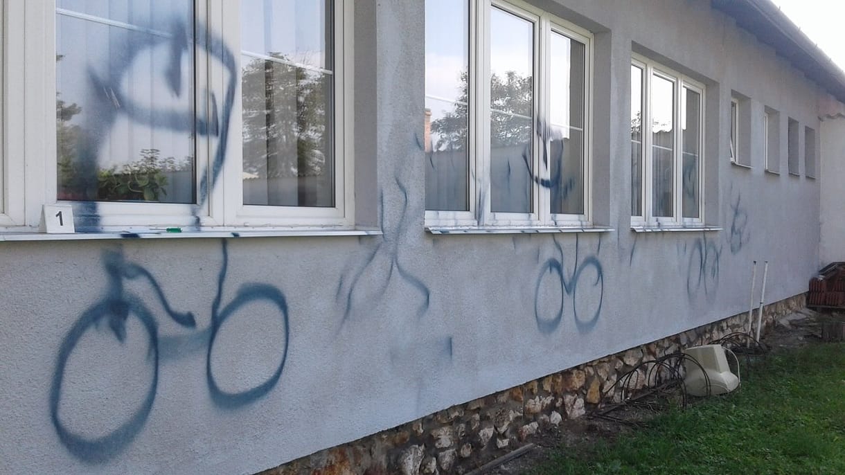 A szilsárkányi péniszfestőnek bottal üthetik a nyomát
