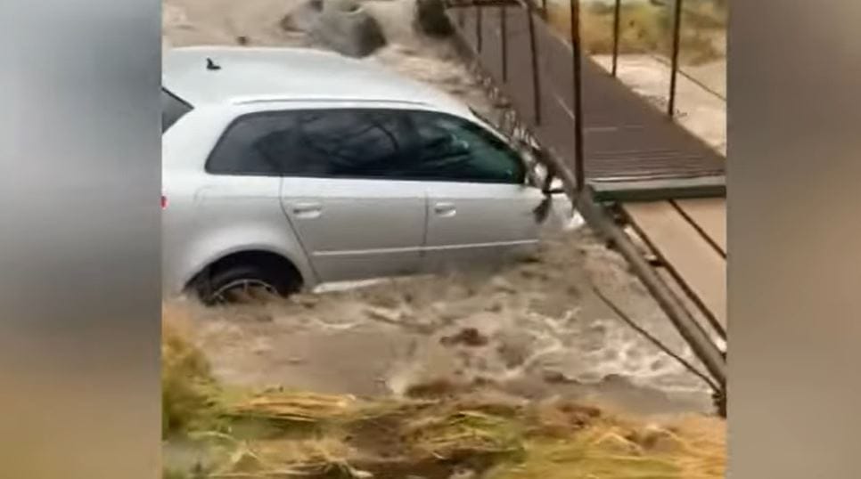Videó: Egy autós úgy gondolta, hogy legyőzi a megáradt romániai folyót
