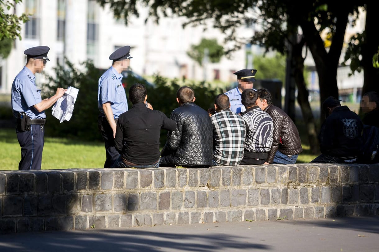 Elvitték a rendőrök a pesti parkban letelepedő afgánokat