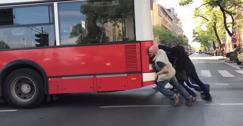 Megint az utasok tolták be a trolit – videón a megunhatatlan pesti klasszikus