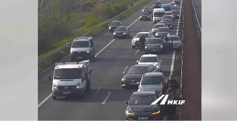 Hiába araszol csak a sor, hat autós mégis egymásba hajtott az M1-esen – videó