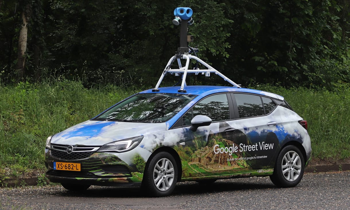 Alaposan körbefotóztuk a Google lézeres-kamerás autóját