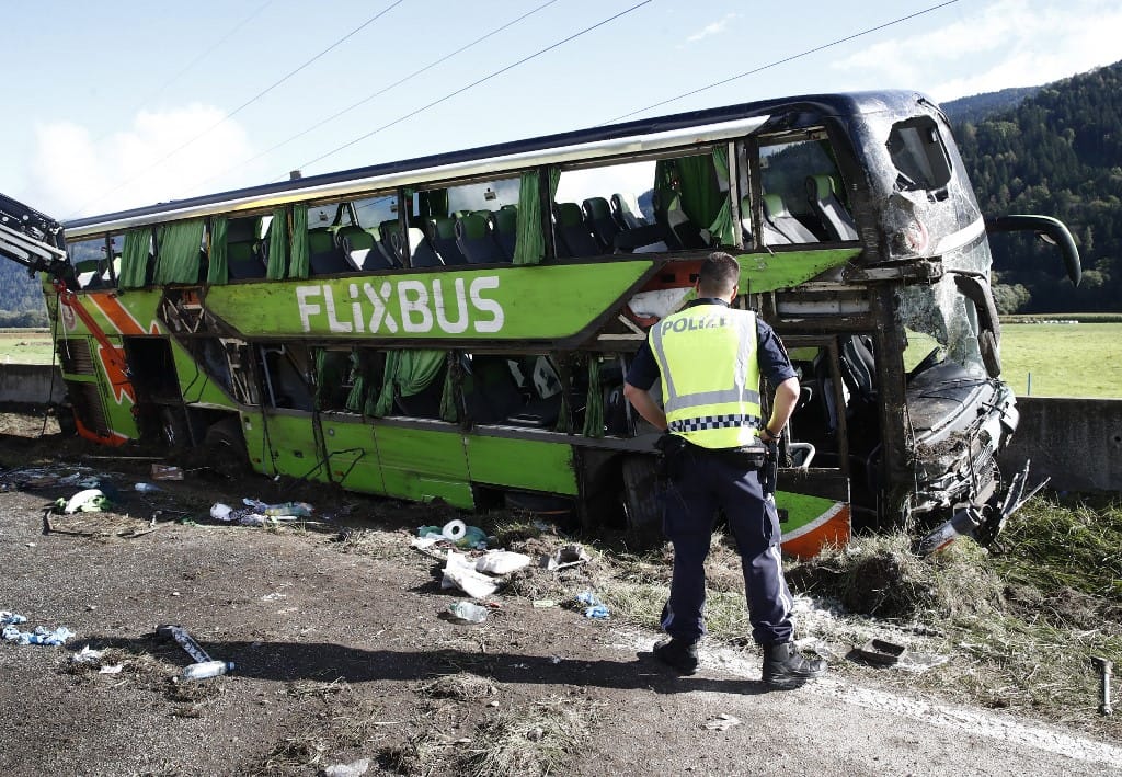 Felborult egy FlixBus Ausztriában, meghalt egy 19 éves nő
