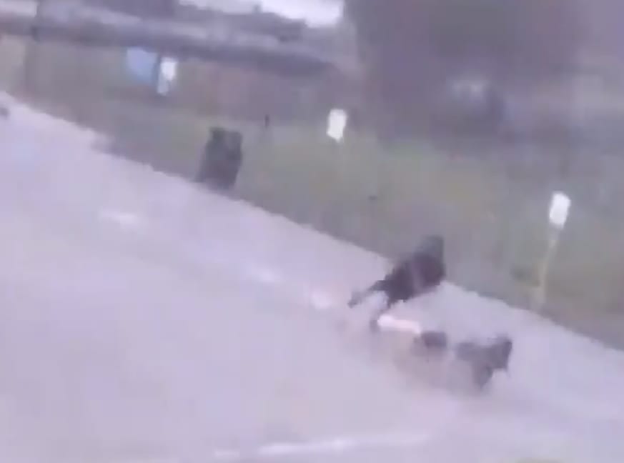 Végig vette a kamera, ahogy a férfi lába mellé csap a villám – videó