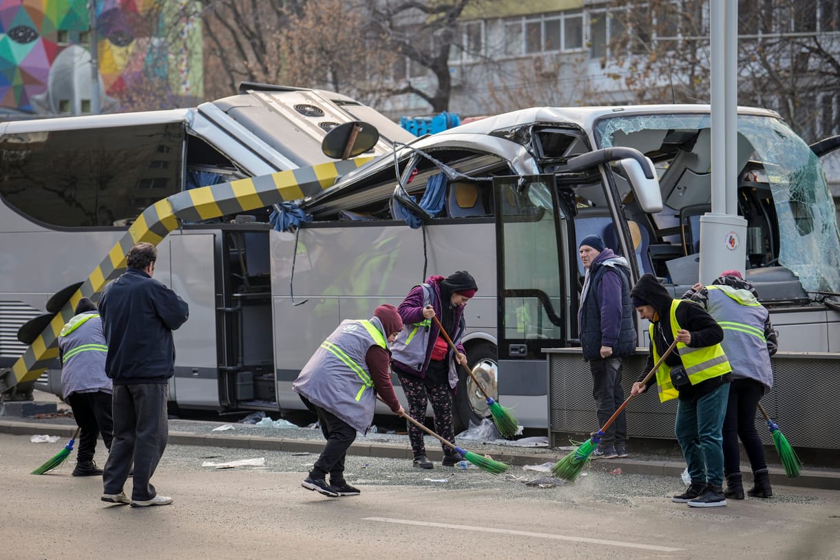 Egy ember meghalt Bukarestben, amikor egy korlát behorpasztotta a turistabusz tetejét 