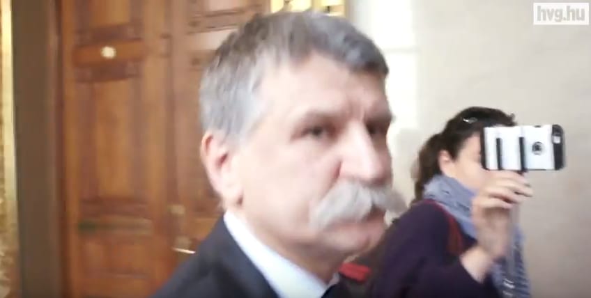 A videó, ami miatt kitiltották a hvg.hu riporterét a parlamentből