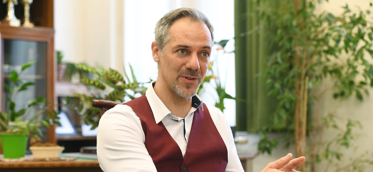 „Itt az az általános, hogy a gyerekek szeretnek tanulni” – interjú a Fazekas gimnázium igazgatójával