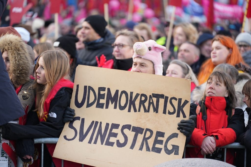 Tízezrek tüntettek Dániában azért, mert eltörölnének egy munkaszüneti napot