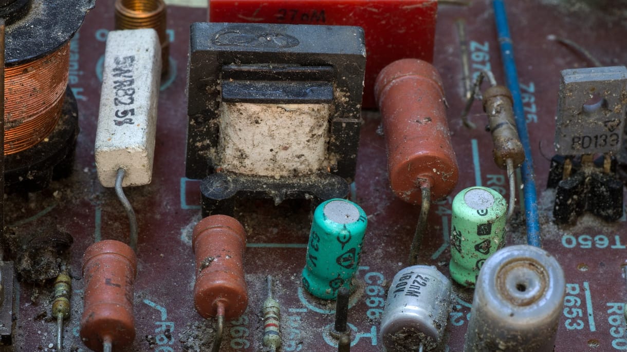 Nagy gond lehet abból, hogy az emberek a kukába dobják az elektromos hulladékot