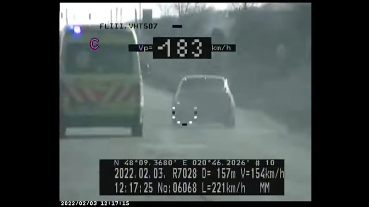 183 km/h-val előzte a szirénázó mentőt jobbról egy BMW-s – videóval