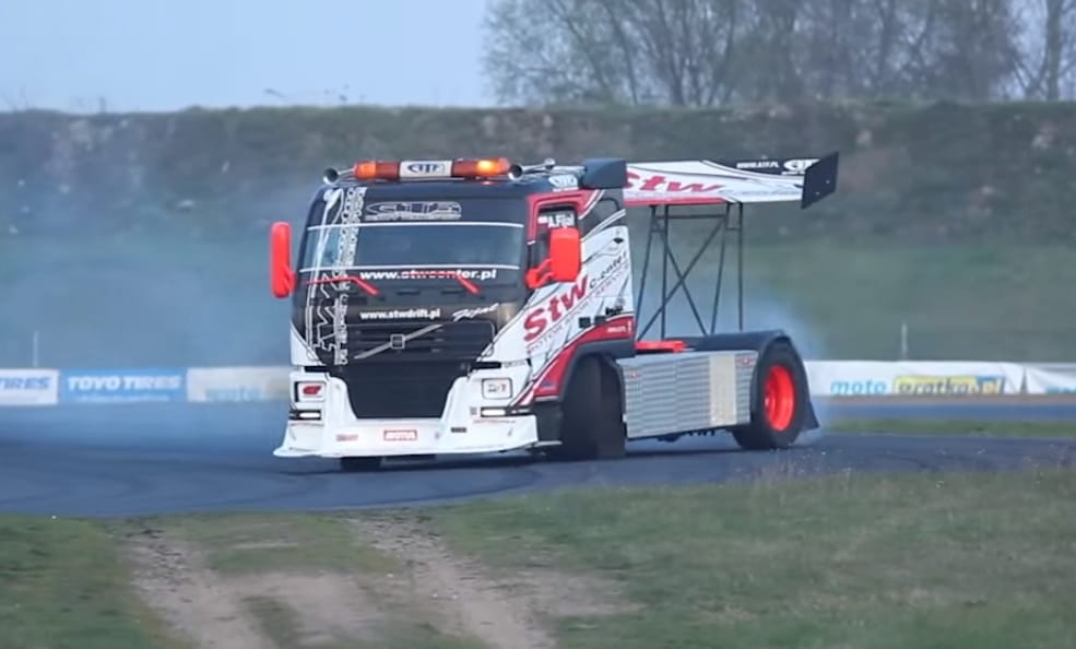 Egészen szürreális a driftelő kamion látványa – videó