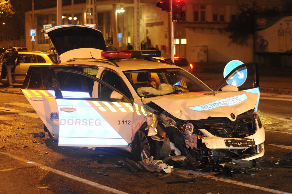 Öt sérült, köztük három rendőr egy VIII. kerületi balesetben
