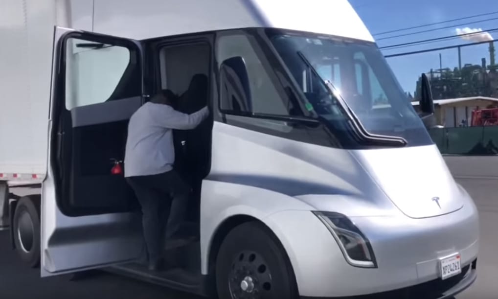 Beülne a Tesla villanykamionjába? Ezt a videót megnézve szinte érezheti, milyen lenne