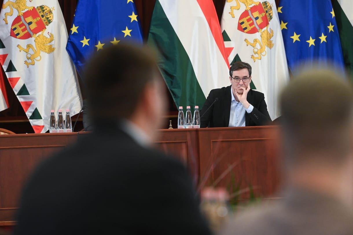Üzengetések és erős állítások a Pride-javaslat vitájában a közgyűlésben, végül leszavazták Baranyi előterjesztését