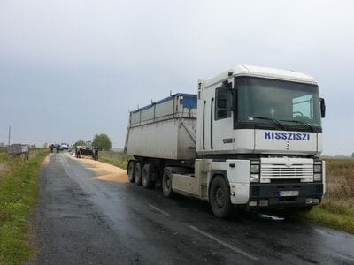 Fotók: sárga lett az út Demecsernél