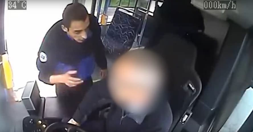 Megütötte a buszsofőrt, keresik a rendőrök - videó