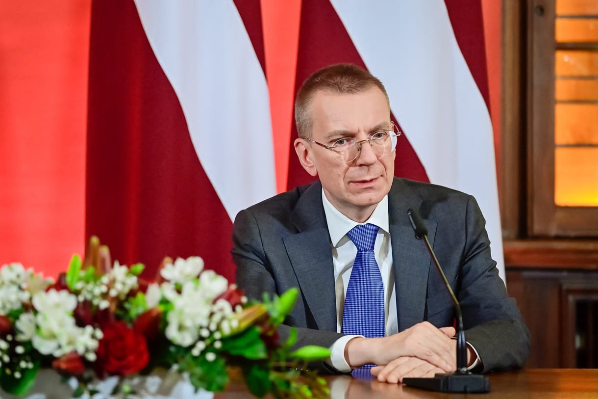 Megválasztották a világ első nyíltan meleg elnökét Lettországban