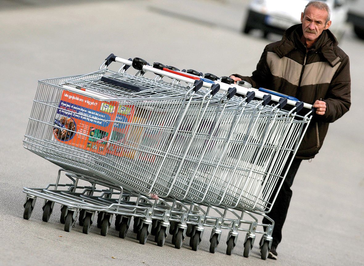 Ellenőrök szállták meg a budaörsi Tescót