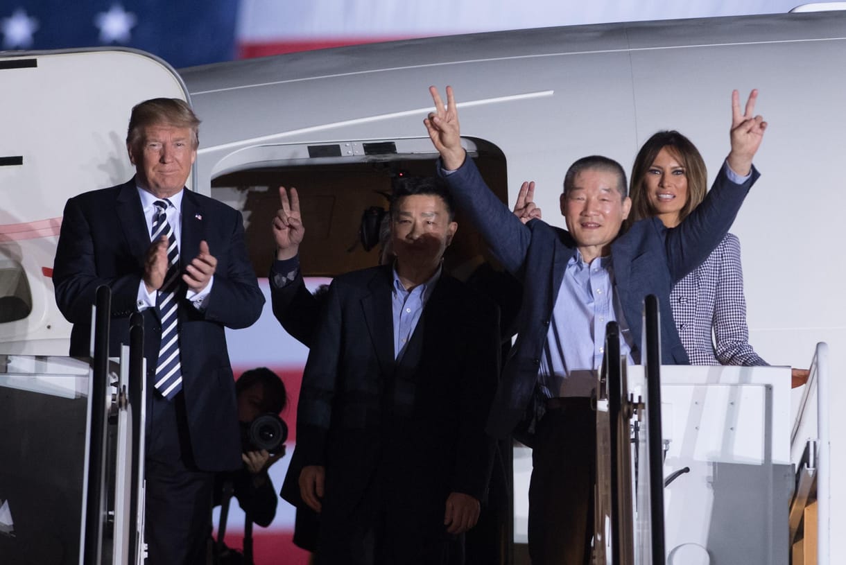 Trump fogadta az Észak-Koreából elengedett foglyokat