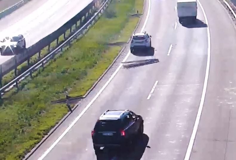 Autókról lerepülő rakományokkal figyelmeztet a Magyar Közút – videó