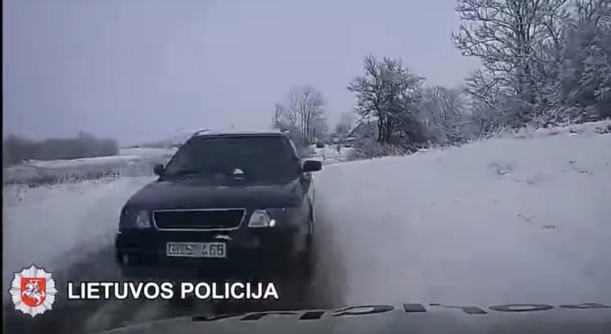 Instant karma: hóban ralizott az audis, aztán jött a rendőrautó – videó