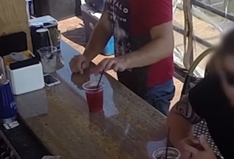 Videó: Ilyen könnyű drogot tenni egy lány italába