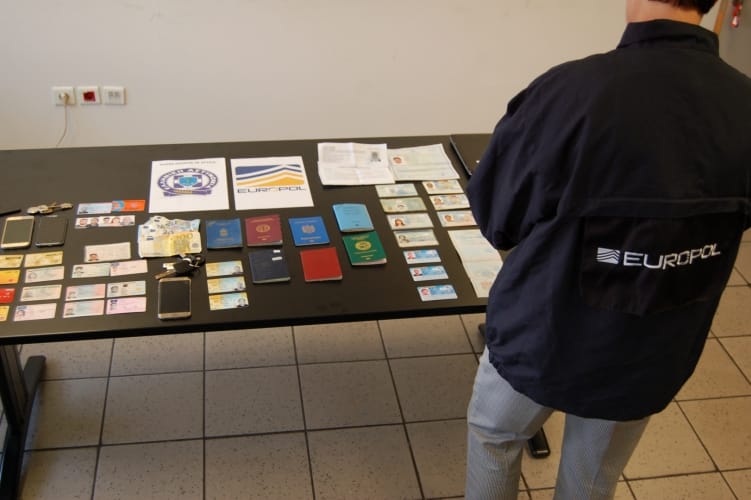 Egy asztalnyi hamis személyije volt az Athénban elfogott embercsempésznek