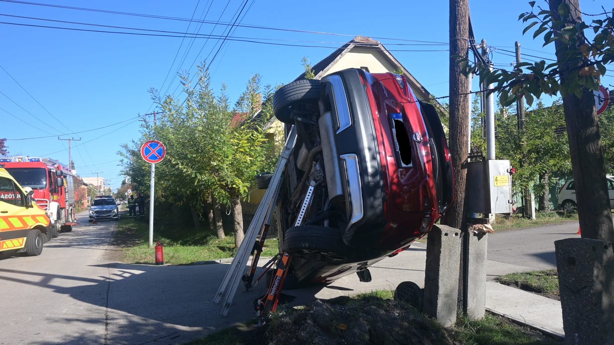 Villanyoszlopról kellett leszedni egy autót Monoron