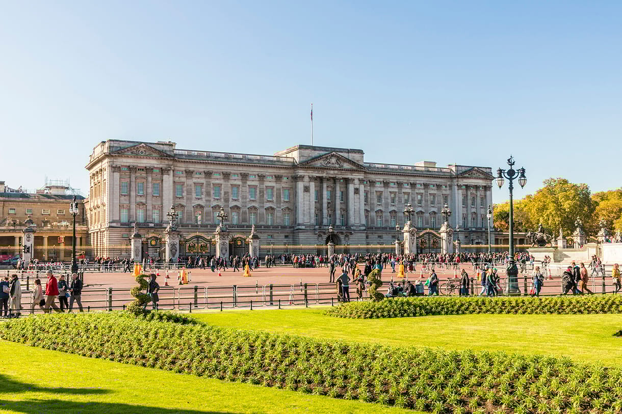 A Buckingham-palotában körbenéztek, és alig találtak színes bőrű munkatársat