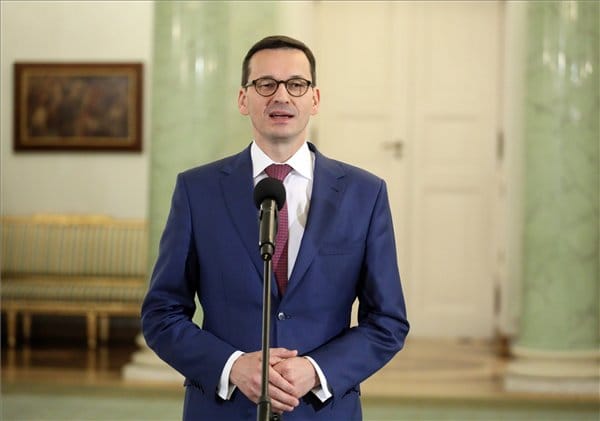 Nagyon osztogat a választásra készülő lengyel kormány
