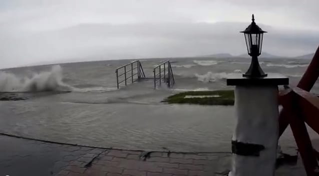 Videók: Elmosta a déli partot a Balaton a hétvégén