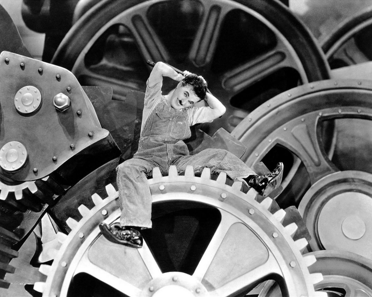 Chaplin és Schwarzenegger kéz a kézben hódítja meg a magyar mozikat