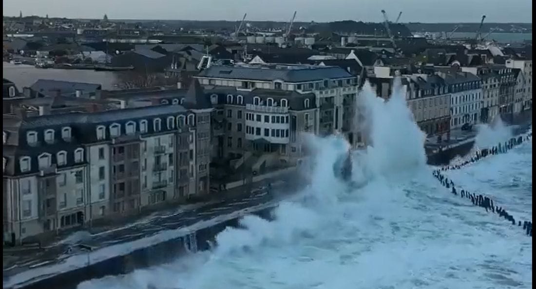 Videón, ahogy emeletes ház méretű hullámok ostromolnak egy francia kisvárost