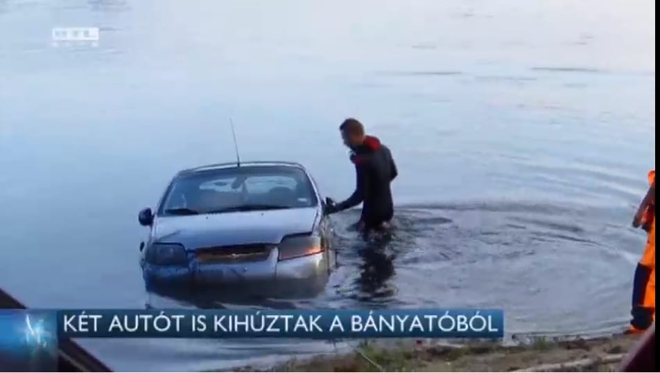Két autóroncsot is kihúztak a bőcsi bányatóból