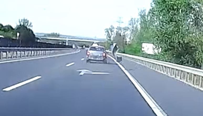 Menet közben szakadt le egy jókora darab az Opel Astráról – videó  