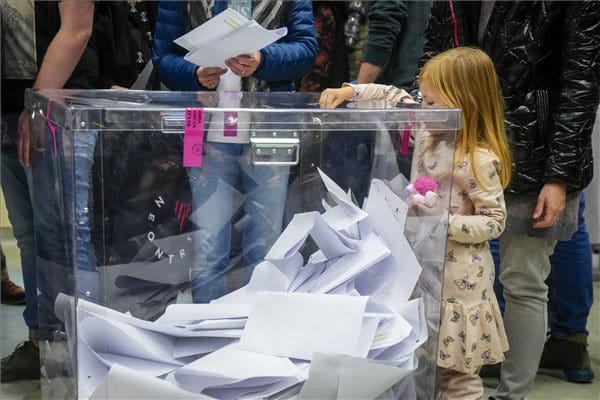 Nagyon sokan szavaznak Lengyelországban, rekordgyanús a részvételi arány