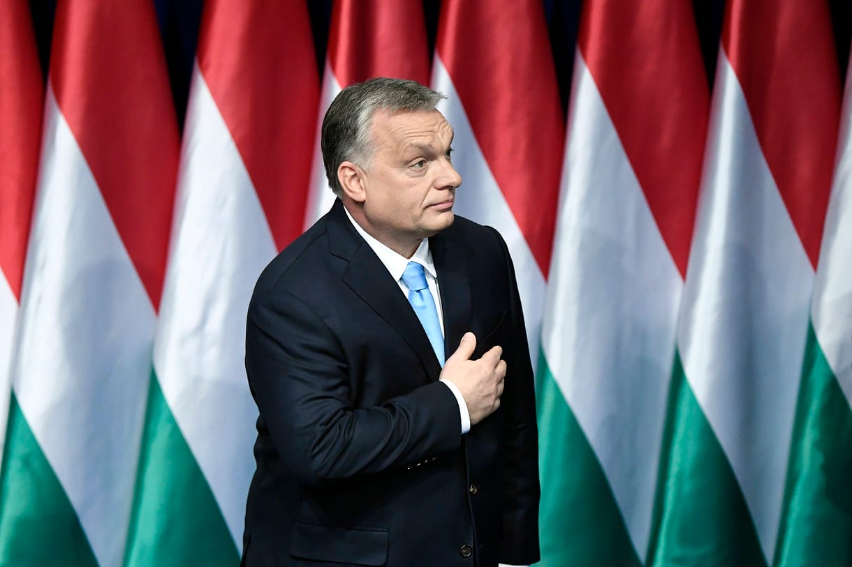 Ebben a színezőkönyvben Orbánt és Mészárost is ki lehet pingálni