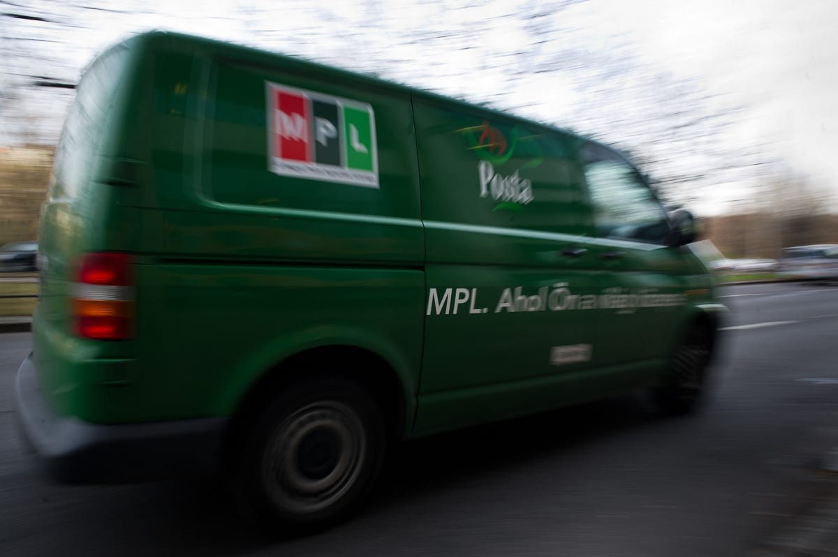 Rengeteg embertől válik meg a Magyar Posta