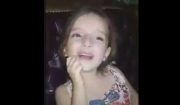Egy édesen éneklő kislány a szíriai pokol újabb gyermekarca – videó