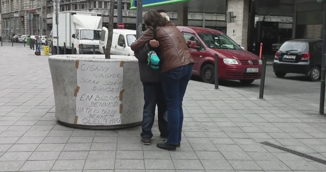 Öleléssel irtották a romákkal szembeni előítéleteket a Kálvinon – videó