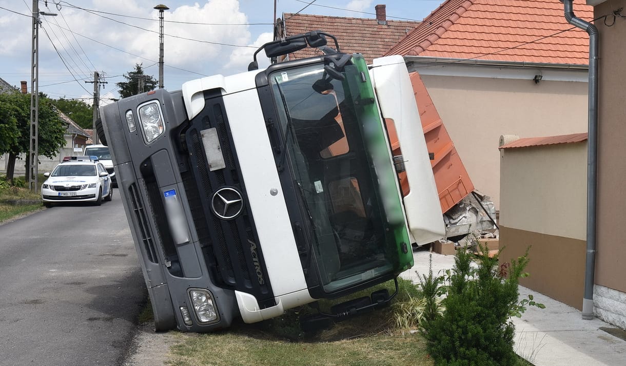 Nekidőlt egy ház oldalának egy konténeres kamion Csepregen