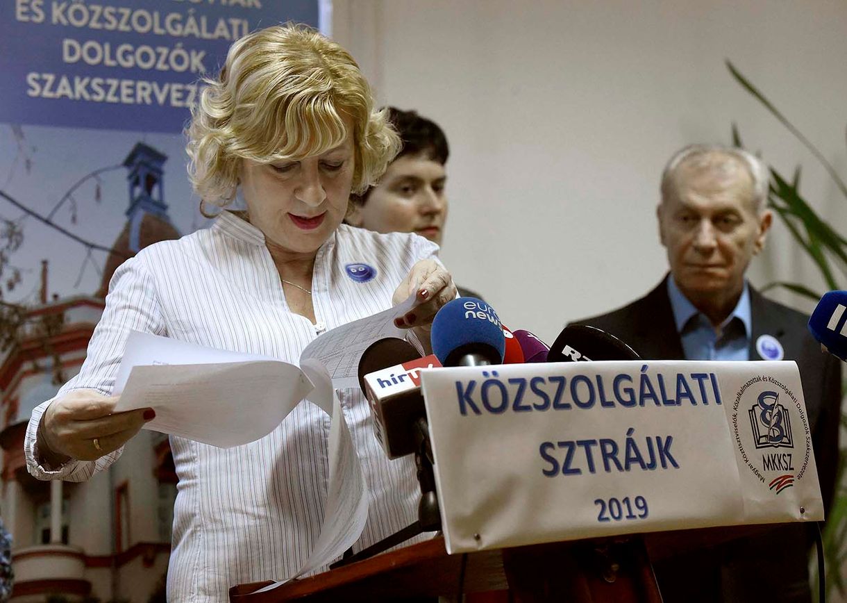 Sztrájkot hirdettek a közszolgák októberre